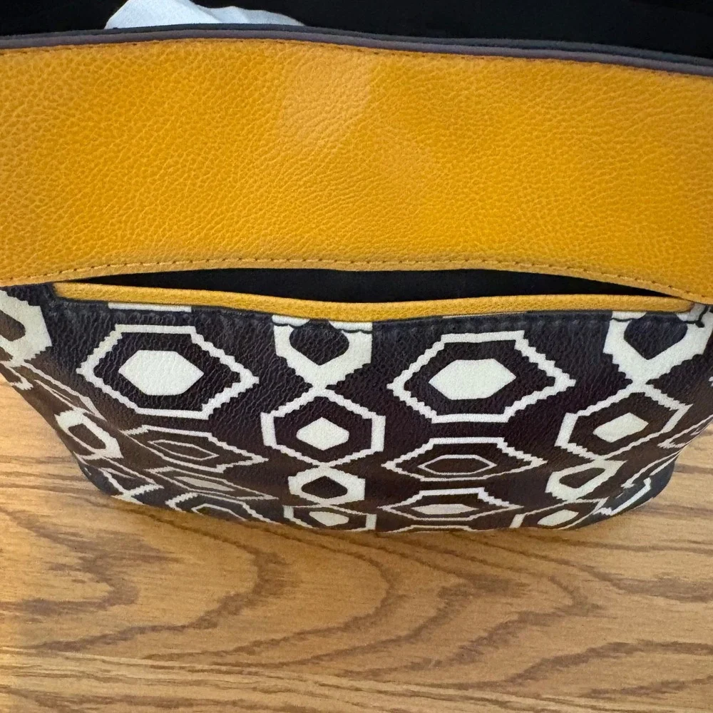 Relic Women Black White Geometric Elephant Applique Yellow Trim Shoulder Tote